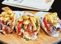 Πόσες θερμίδες “κρύβονται” πίσω από ένα σουβλάκι