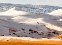 Η Σαχάρα καλύφθηκε από χιόνι και το θέαμα είναι υπέροχο (pics&vid)