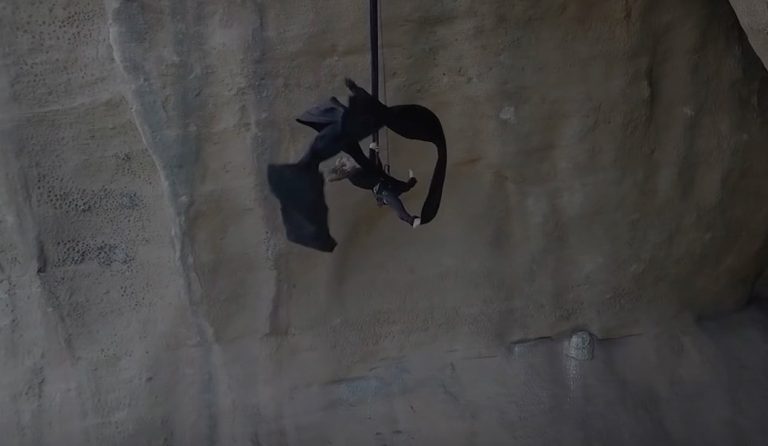 Aerial dance: Η Κατερίνα Σολδάτου χόρεψε και στα Μετέωρα (vid)