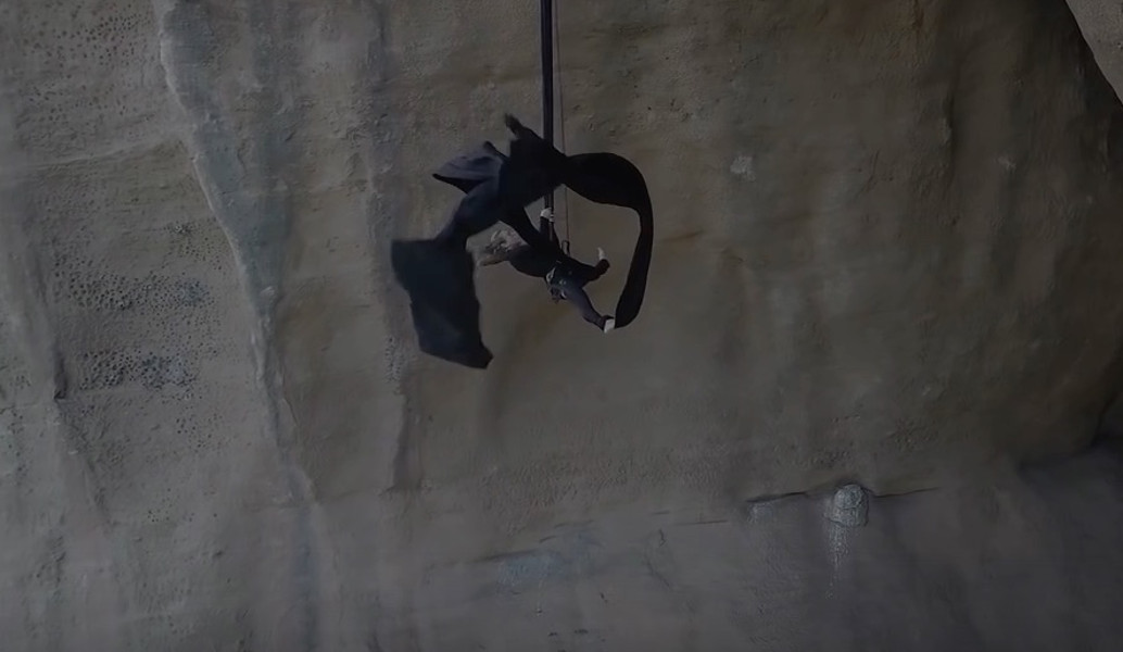 Aerial dance: Η Κατερίνα Σολδάτου χόρεψε και στα Μετέωρα (vid)