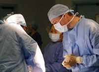 Πρίγκιπας Ουίλιαμ: Με ιατρική ρόμπα στο χειρουργείο (vid)