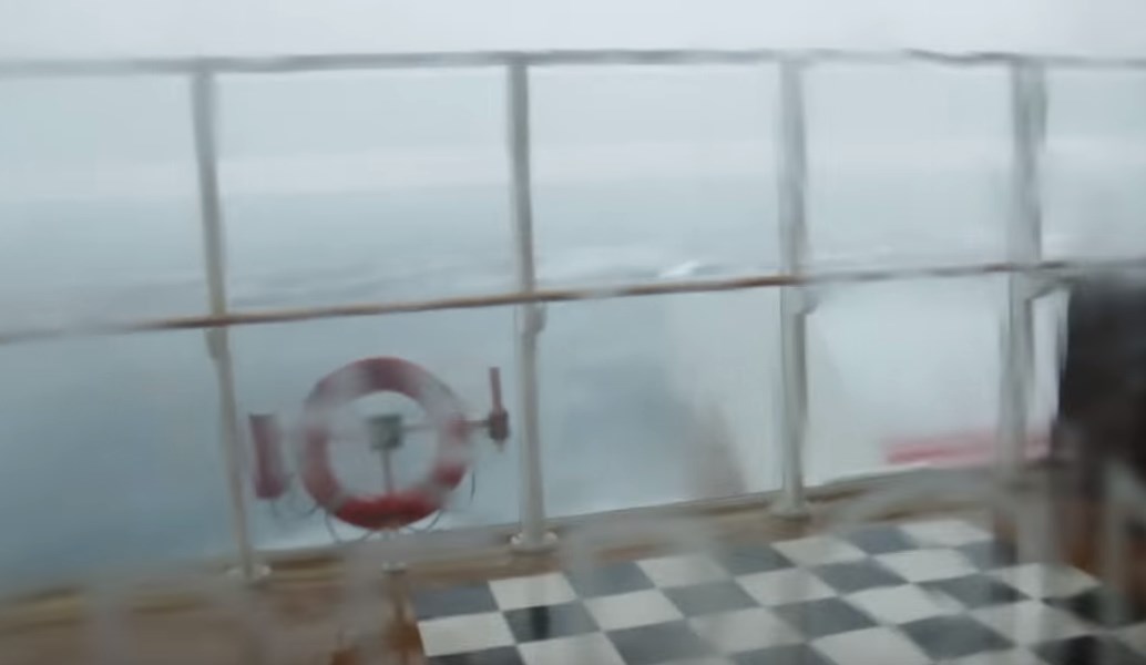 Ατλαντικός: Κρουαζιερόπλοιο στο έλεος του “κυκλώνα” – Στιγμές τρόμου για επιβάτες (pics & vids)