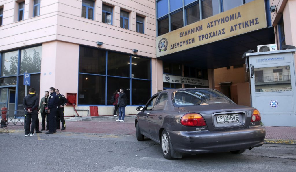 Πυροβολισμοί έξω το κτίριο της Τροχαίας Αττικής (pics)