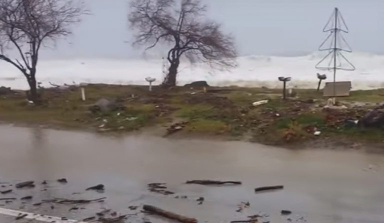 Προβλήματα από την κακοκαιρία στη Λάρισα: Η θάλασσα βγήκε στο δρόμο στα παράλια του νομού (vid)