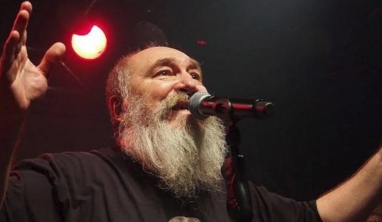 Ασύμβατος κι αδέσποτος…