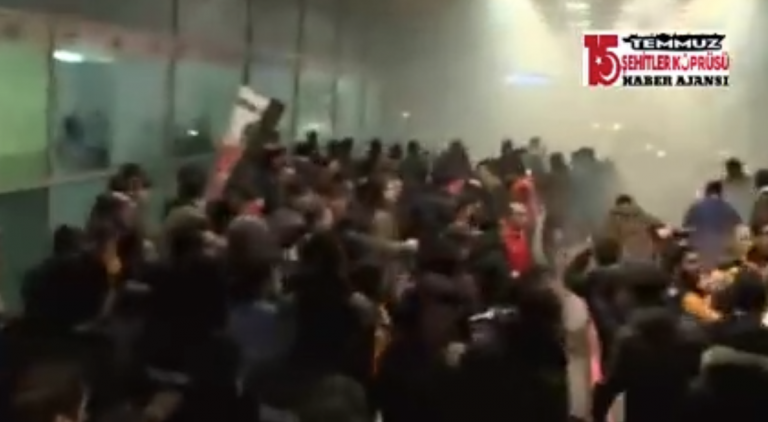 Ξύλο με την αστυνομία στην υποδοχή του Τουράν! (vids)