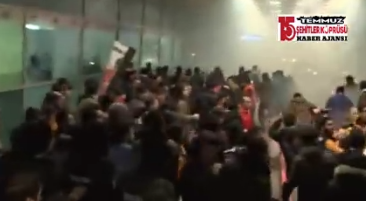Ξύλο με την αστυνομία στην υποδοχή του Τουράν! (vids)