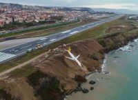 Τουρκία: Αεροπλάνο βγήκε από τον διάδρομο προσγείωσης και παραλίγο να πέσει στη θάλασσα