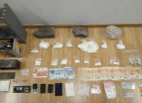 ΕΛΑΣ: Εκρυβαν τα ναρκωτικά σε κρύπτη πίσω από την εικόνα της Παναγίας  (vid)