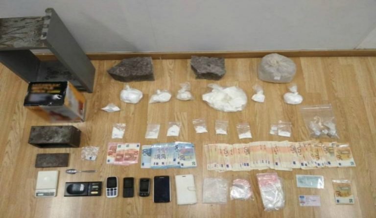ΕΛΑΣ: Εκρυβαν τα ναρκωτικά σε κρύπτη πίσω από την εικόνα της Παναγίας (vid)