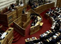 Εκρηκτικό το κλίμα στη Βουλή λίγο πριν την ψήφιση του πολυνομοσχεδίου (Live)