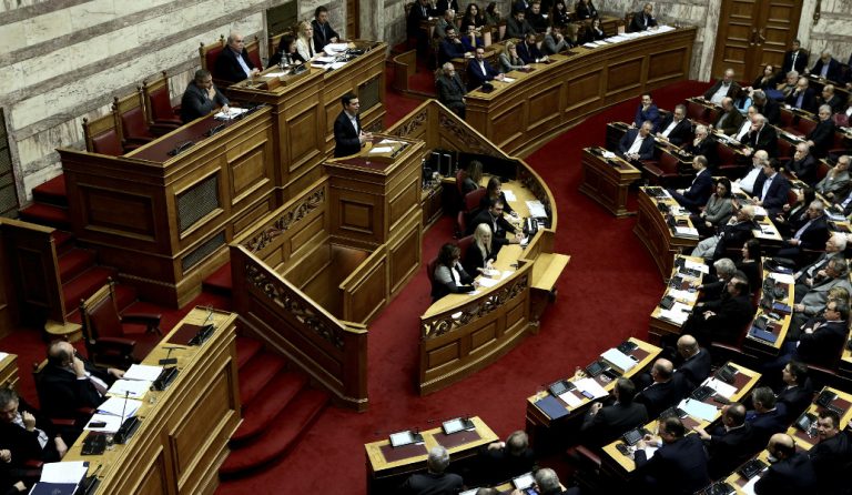 Εκρηκτικό το κλίμα στη Βουλή λίγο πριν την ψήφιση του πολυνομοσχεδίου (Live)