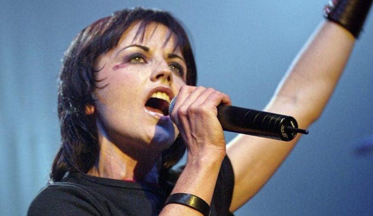 Πέθανε η Dolores O’Riordan, η θρυλική τραγουδίστρια των Cranberries (vid)