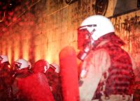 Μολότοφ και χημικά έξω από στη Βουλή (pics & vids)