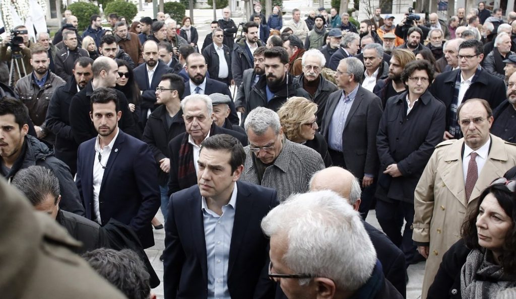Κηδεία Θοδωρή Μιχόπουλου: Συντετριμμένος ο Αλέξης Τσίπρας