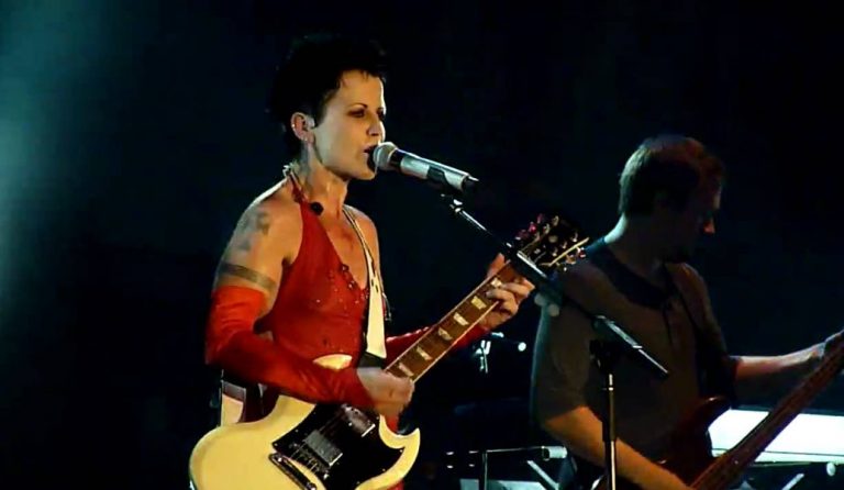 Dolores O’Riordan: Όταν “έκαιγε” το Θέατρο Βράχων με τους Cranberries (vids)