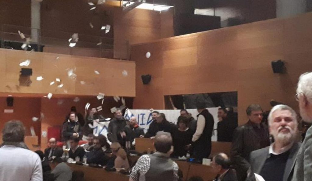 Θεσσαλονίκη: Ντου από βουλευτές και μέλη της Χρυσής Αυγής στο δημοτικό συμβούλιο (vids)