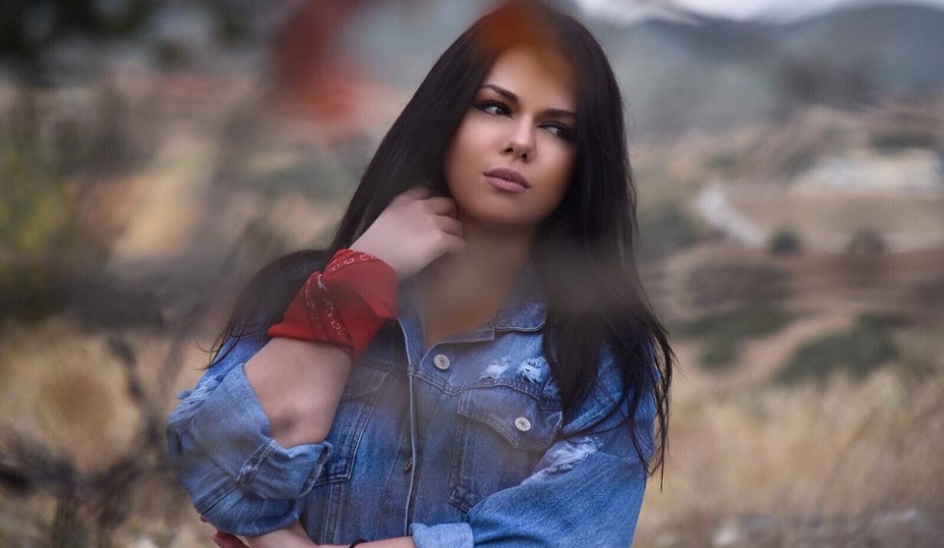 Izabella: Κόβει την ανάσα η τραγουδίστρια απ’ τη Θεσσαλονίκη (vid&pics)