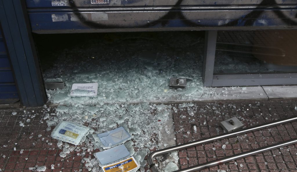 ΕΛΤΑ: Επίθεση κουκουλοφόρων στα γραφεία στον Ταύρο