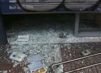 Πατησίων: Έσπασαν ΕΛΤΑ και τράπεζα με βαριοπούλες (pics)