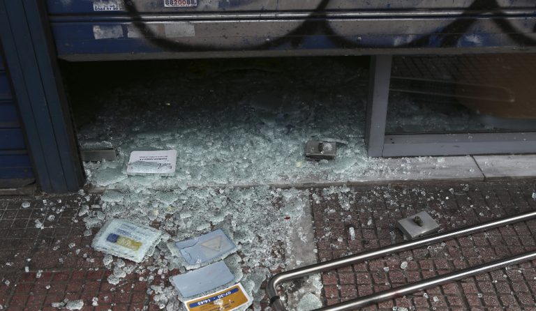 Πατησίων: Έσπασαν ΕΛΤΑ και τράπεζα με βαριοπούλες (pics)