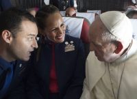 Πάπας Φραγκίσκος: Πάντρεψε ζευγάρι εν πτήσει! (pics)