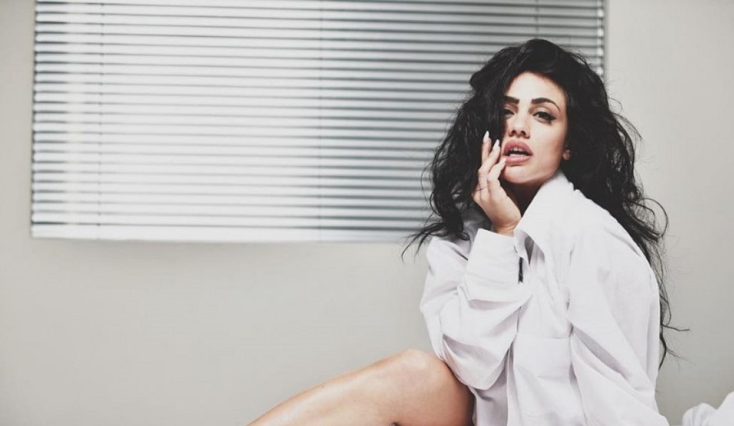 Η Κόνι Μεταξά είναι η πιο σέξι… αεροσυνοδός (pics)