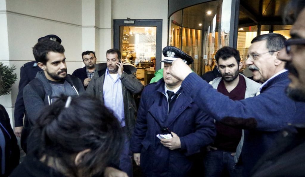 Εργαζόμενοι “στο Κόκκινο” εισέβαλαν στην ΚΕ του ΣΥΡΙΖΑ (pics)