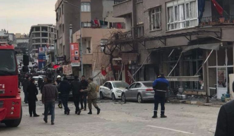 Τουρκία: Πύραυλος χτύπησε πόλη κοντά στα σύνορα με τη Συρία – Ένας νεκρός, 32 τραυματίες (pics & vid)