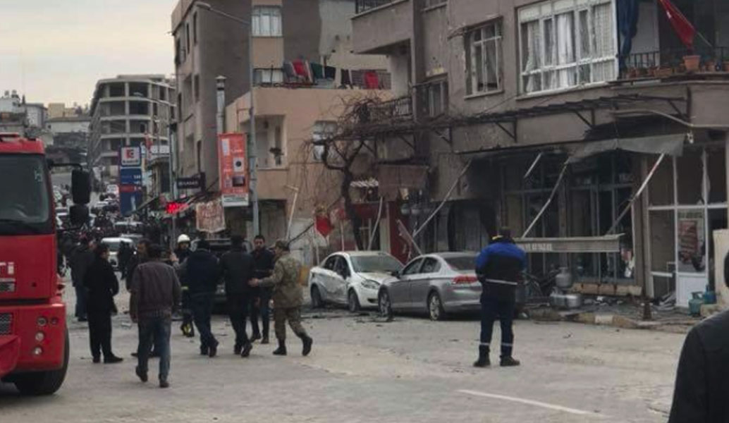 Τουρκία: Πύραυλος χτύπησε πόλη κοντά στα σύνορα με τη Συρία – Ένας νεκρός, 32 τραυματίες (pics & vid)