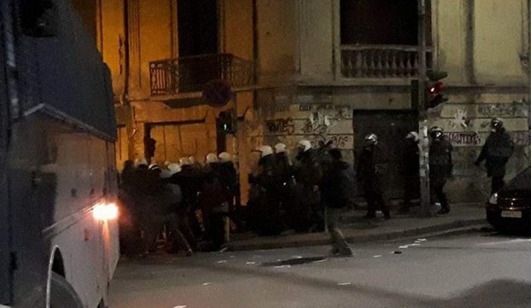 Θεσσαλονίκη: Ένταση και επεισόδια σε πορεία αντιεξουσιαστών (pics & vid)