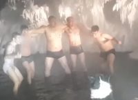 Ρωσία: Κινέζοι βουτούν σε λίμνη με τη θερμοκρασία στους -50 βαθμούς Κελσίου (vid)