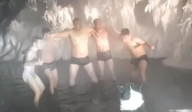 Ρωσία: Κινέζοι βουτούν σε λίμνη με τη θερμοκρασία στους -50 βαθμούς Κελσίου (vid)