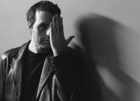 Το stage.pagenews.gr είδε και γράφει για το “Εθεάθην Μισός”