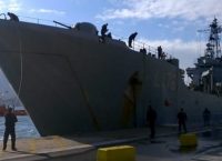 Πλευρικό ρήγμα στο αρματαγωγό “Λέσβος” – Συγκρούστηκε στην προβλήτα του λιμανιού