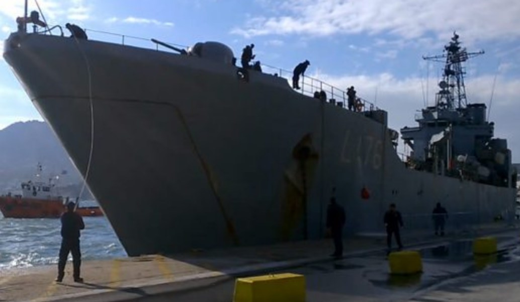 Πλευρικό ρήγμα στο αρματαγωγό “Λέσβος” – Συγκρούστηκε στην προβλήτα του λιμανιού