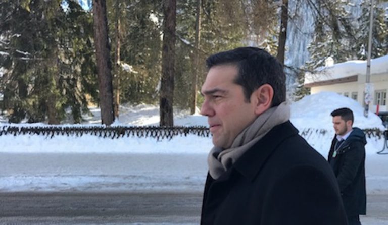 Ο Αλέξης Τσίπρας περπατά στα χιόνια στο Νταβός (pics)