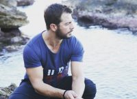 Ο Ντάνος σε άψογη φόρμα κάνει παρκούρ στη Σαντορίνη (pic)