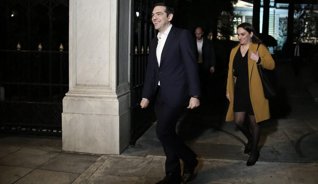 Ο πρωθυπουργός ενημερώνει τον Προκόπη Παυλόπουλο και τους πολιτικούς αρχηγούς για το Σκοπιανό