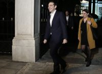 Ο πρωθυπουργός ενημερώνει τον Προκόπη Παυλόπουλο και τους πολιτικούς αρχηγούς για το Σκοπιανό