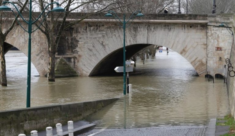 Γαλλία: Εκατοντάδες άνθρωποι εγκατέλειψαν τα σπίτια τους λόγω της ανόδου της στάθμης του Σηκουάνα