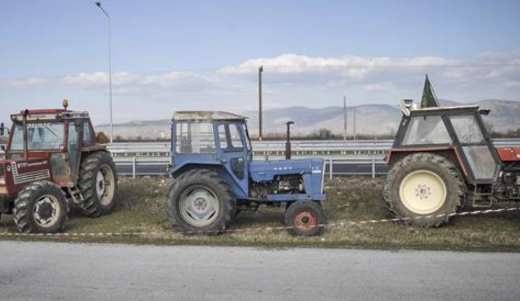 Φλώρινα: Παρέταξαν τρακτέρ στον κόμβο Αντιγόνου