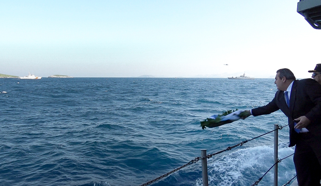 Ίμια: Η στιγμή που ο Πάνος Καμμένος καταθέτει στεφάνι (vid)