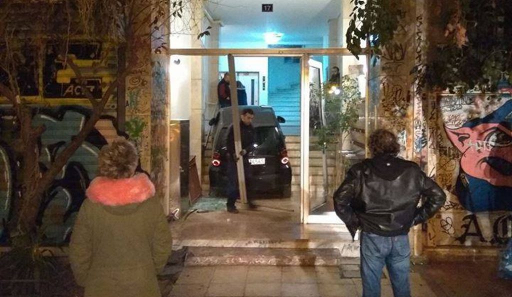 Εξάρχεια: Smart “εισέβαλε” σε είσοδο πολυκατοικίας