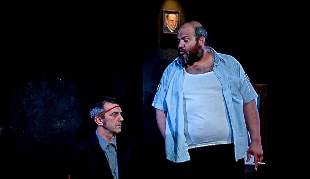 Το www.pagenews.gr προτείνει: “Γιοσίρου Γιαμαγκούσι”, μία μαύρη κωμωδία στον Πολυχώρο Vault