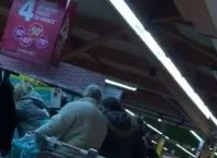 Γαλλία: Σκοτωμός (και) για τα Pampers (vids)