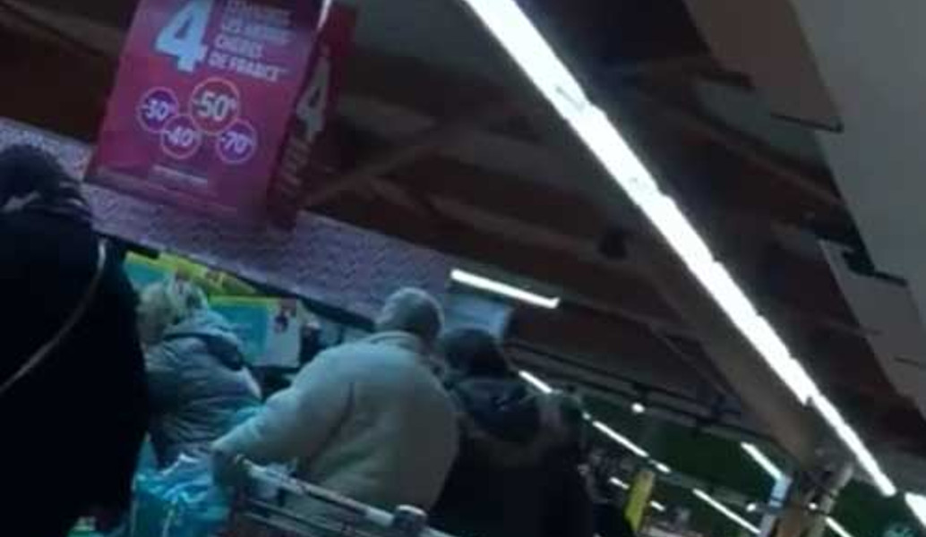 Γαλλία: Σκοτωμός (και) για τα Pampers (vids)