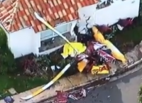 Καλιφόρνια: Ελικόπτερο “καρφώθηκε” σε σπίτι – 3 νεκροί (vid)