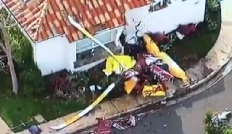 Καλιφόρνια: Ελικόπτερο “καρφώθηκε” σε σπίτι – 3 νεκροί (vid)