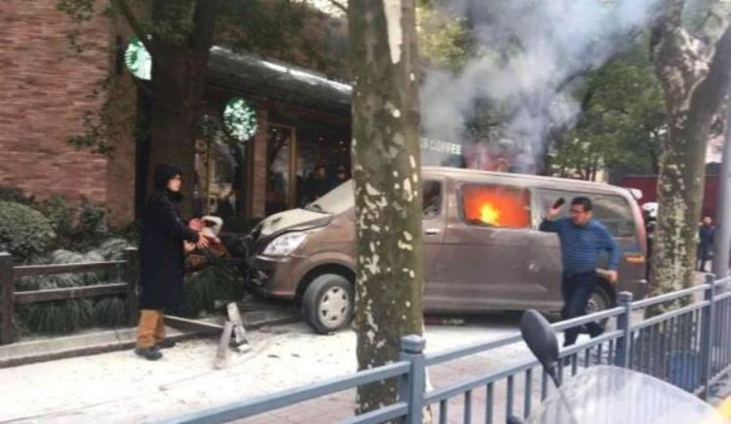 Κίνα: Φλεγόμενο βαν έπεσε σε πεζούς στη Σαγκάη – 18 τραυματίες (vid)